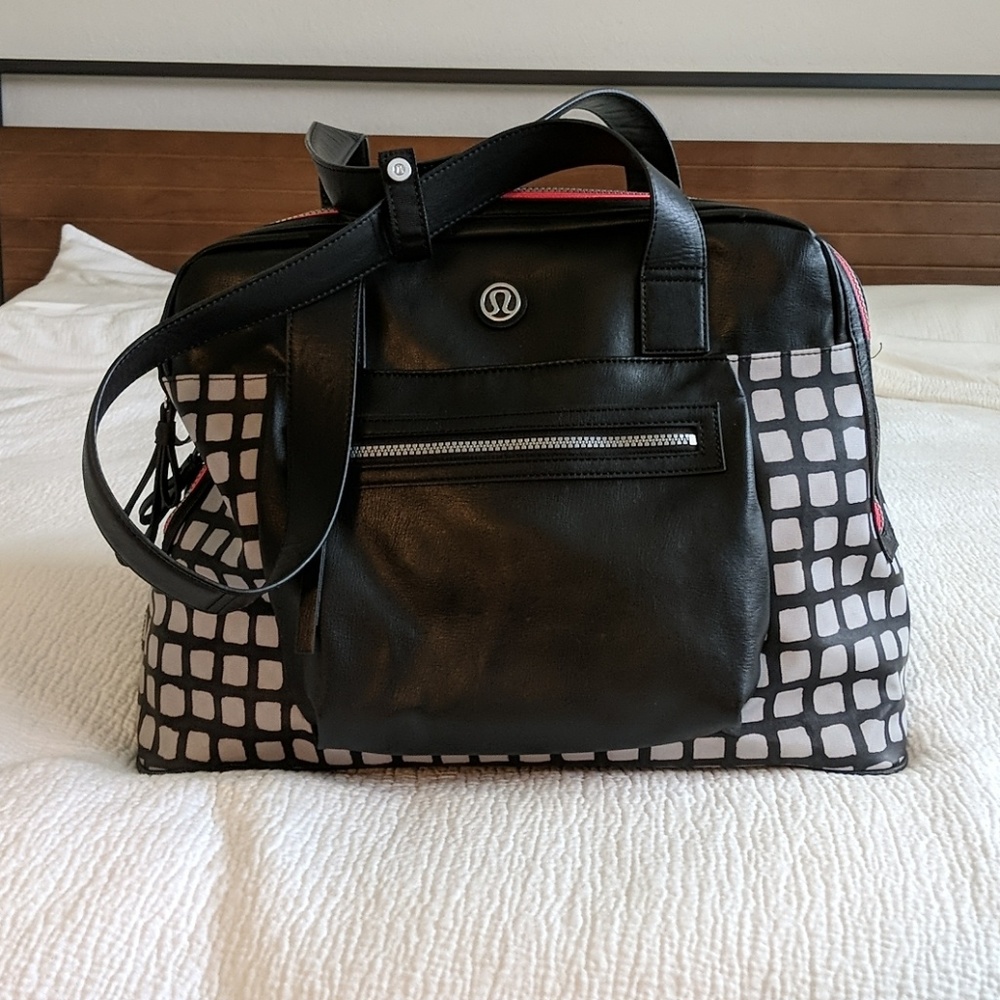 Lululemon weekender size bag